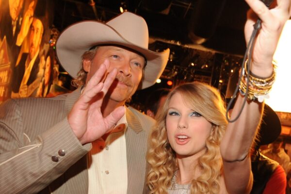 Taylor Swift’s Heartfelt Message to Alan Jackson at His Final Show Draws Mixed Reaction