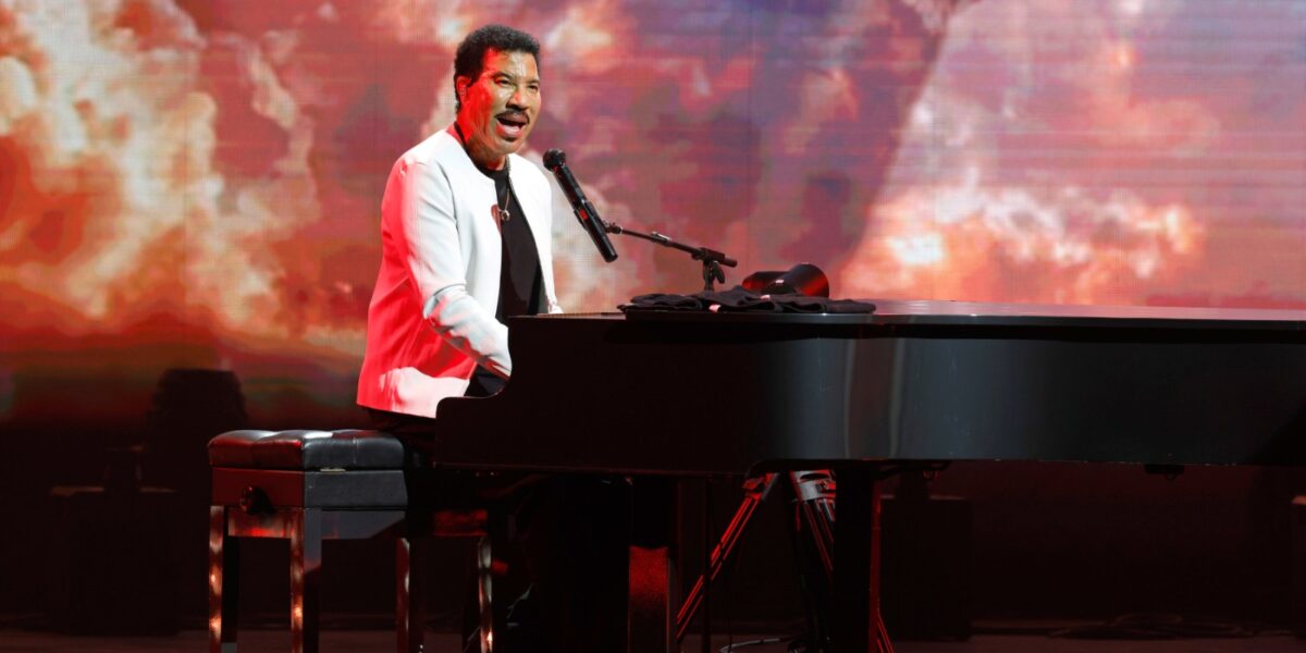 Lionel Richie Cuts Minnesota Set Short After Falling Ill On Stage