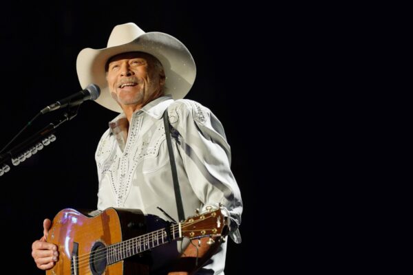 Watch Alan Jackson’s Final Performance of ‘Chattahoochee’ at Farewell Concert