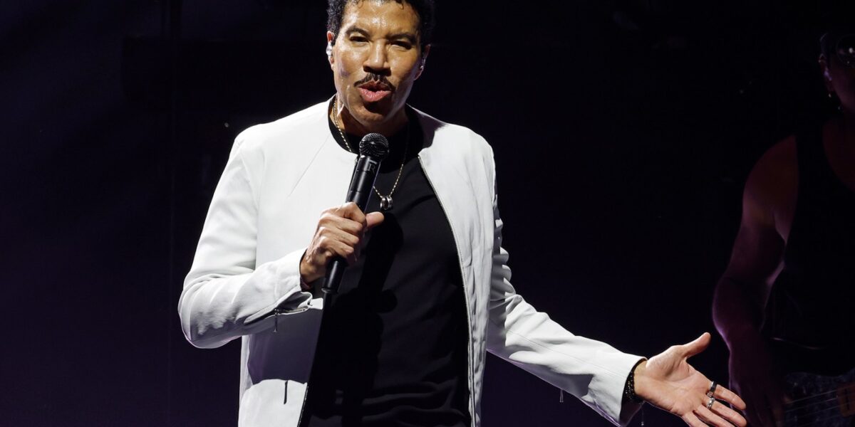 Lionel Richie Postpones Concerts Following Doctors’ Advice
