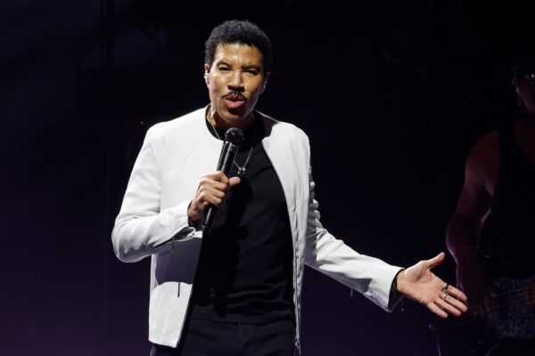 Lionel Richie Postpones Concerts Following Doctors’ Advice