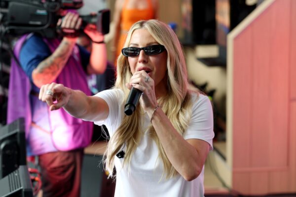 Ellie Goulding Performs ‘Lights’ at World Cup Quarterfinal Game
