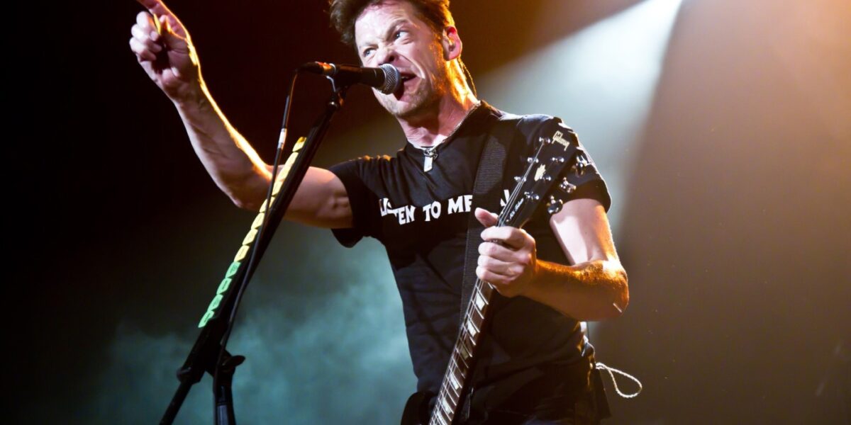 Jason Newsted on the Time Metallica Had Darts Thrown at Them Onstage