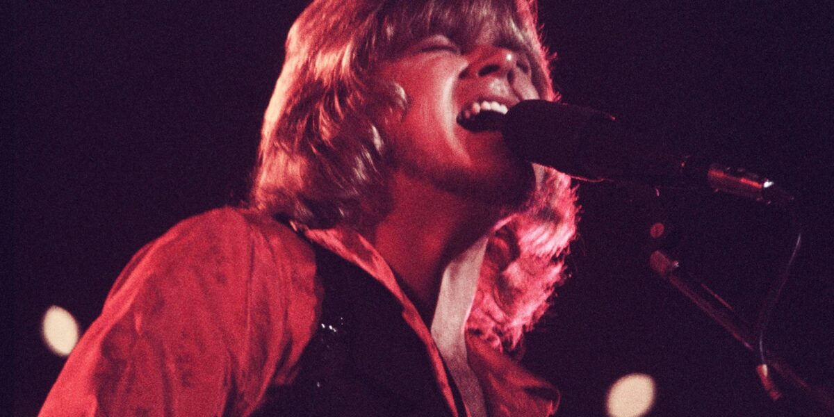 Watch Peter Cetera and All His Replacements Sing Chicago’s ’25 or 6 to 4′ Across Six Decades