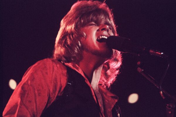 Watch Peter Cetera and All His Replacements Sing Chicago’s ’25 or 6 to 4′ Across Six Decades