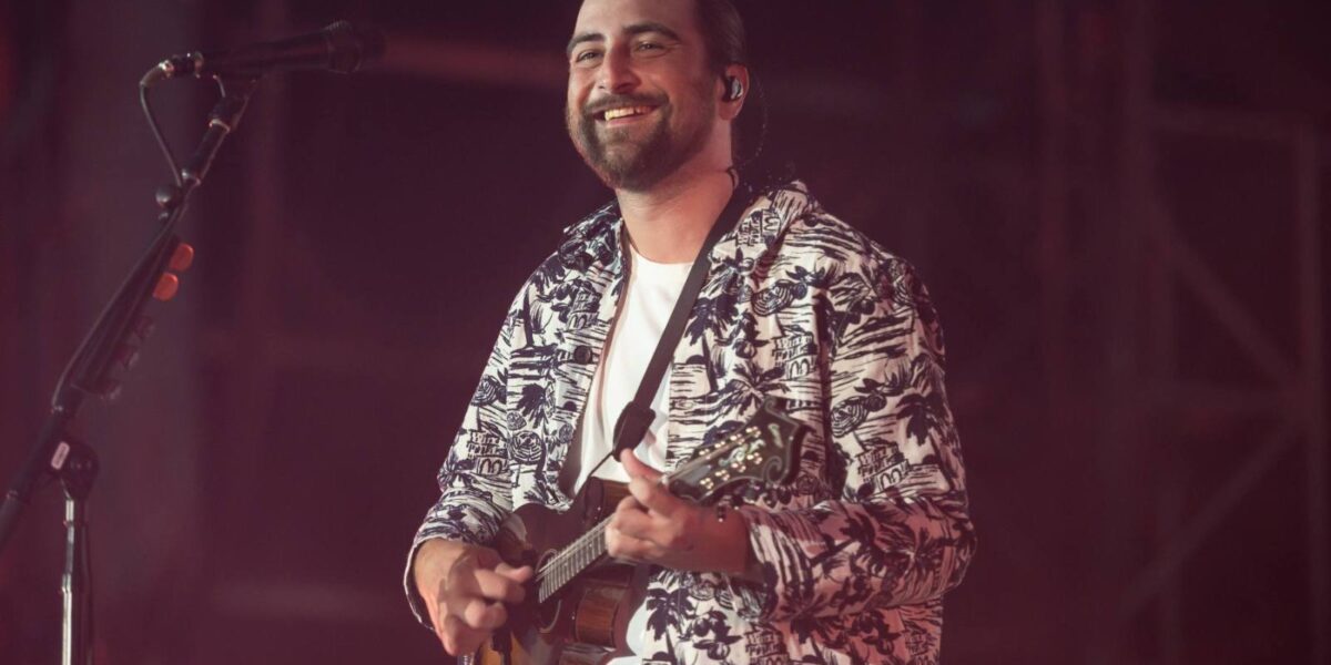 Noah Kahan Gets a ‘Call’ From Congress Ordering Fans to Wear Diapers at Concerts