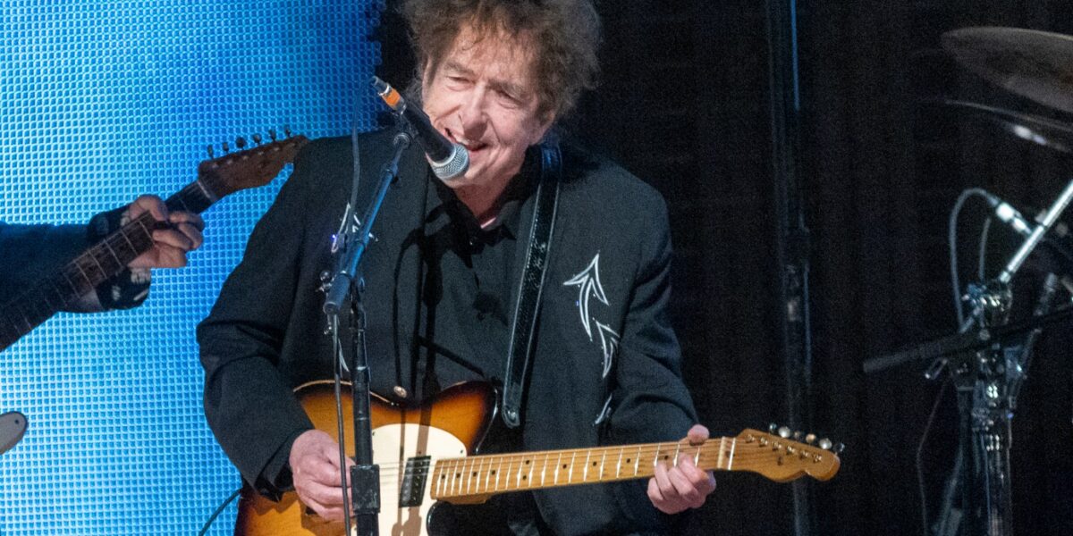 Bob Dylan Wraps Up Dramatic U.S. Tour by Adding One More Guitarist Into the Mix: Jimmie Vaughan