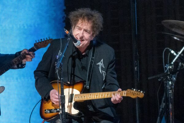 Bob Dylan Wraps Up Dramatic U.S. Tour by Adding One More Guitarist Into the Mix: Jimmie Vaughan