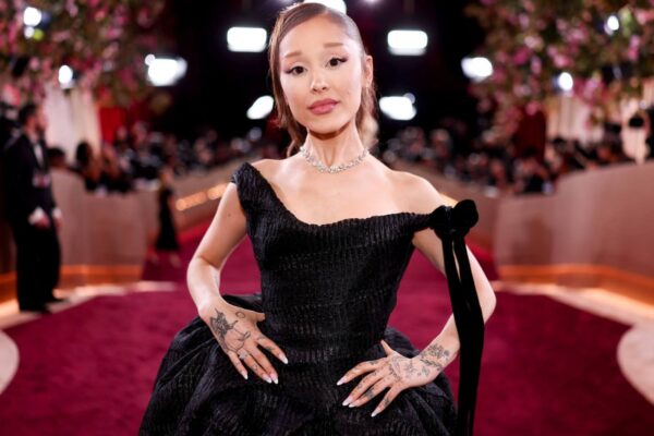 Ariana Grande Tells Fans She’ll Wear ‘Cozy Footwear’ On Stage After Minor Foot Injury