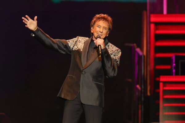 Barry Manilow Postpones Lexington Concert Right Before Showtime