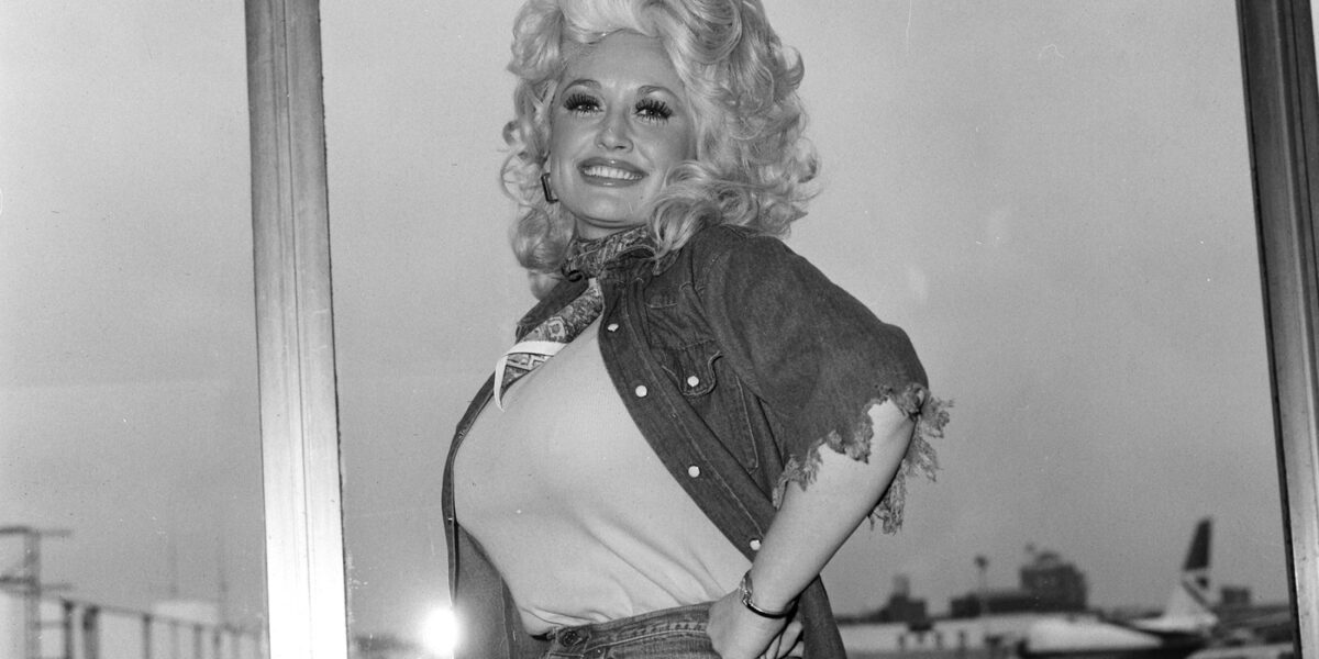 Dolly Parton, Who Hated Flying, Is Getting an Airport Named After Her. She’d Have Liked the Joke