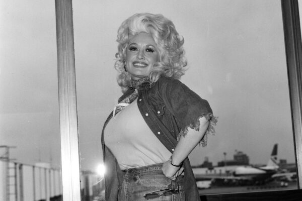 Dolly Parton, Who Hated Flying, Is Getting an Airport Named After Her. She’d Have Liked the Joke