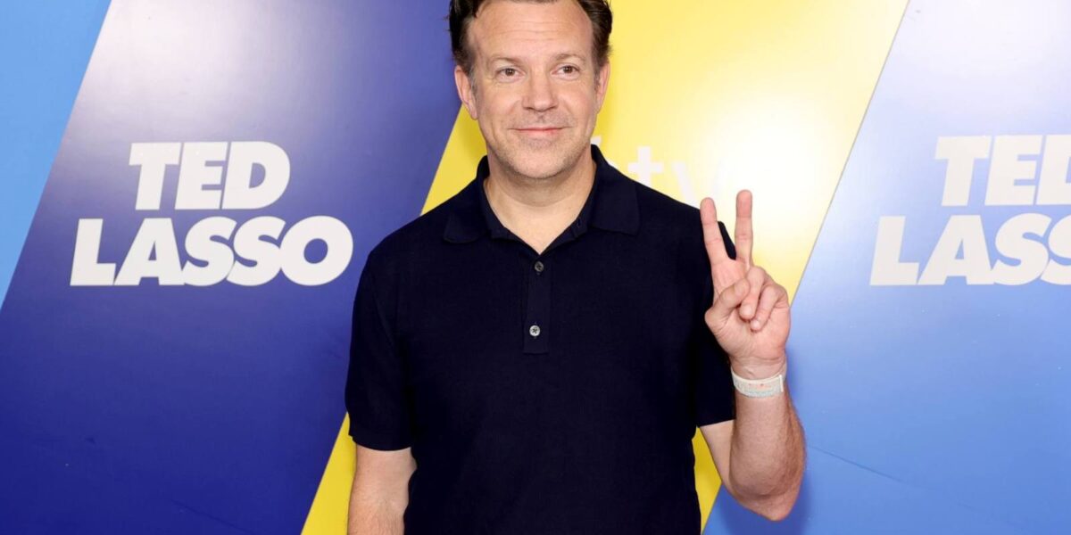 Jason Sudeikis Joins Mumford and Sons Onstage to Sing ‘Ted Lasso’ Theme Song