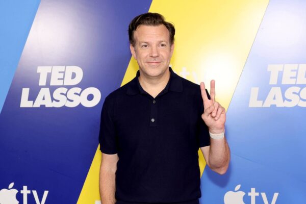 Jason Sudeikis Joins Mumford and Sons Onstage to Sing ‘Ted Lasso’ Theme Song