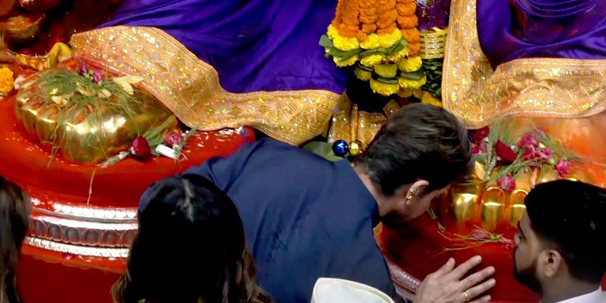 WATCH: Shah Rukh Visits Lalbaugcha Raja