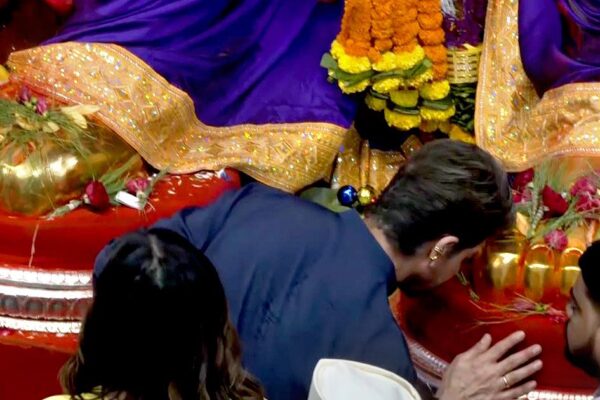 WATCH: Shah Rukh Visits Lalbaugcha Raja