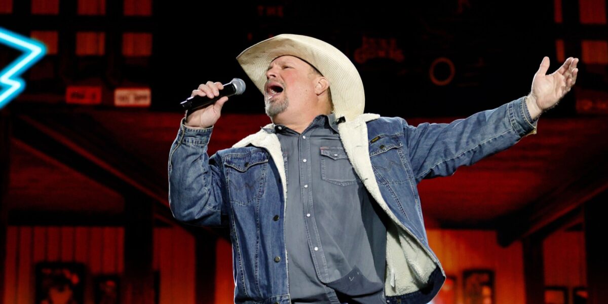 Garth Brooks, Kelly Clarkson, Willie Nelson Set for Stagecoach 2027