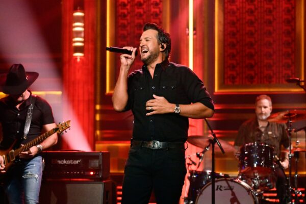 Watch Luke Bryan Showcase ‘Signs’ on ‘Fallon’