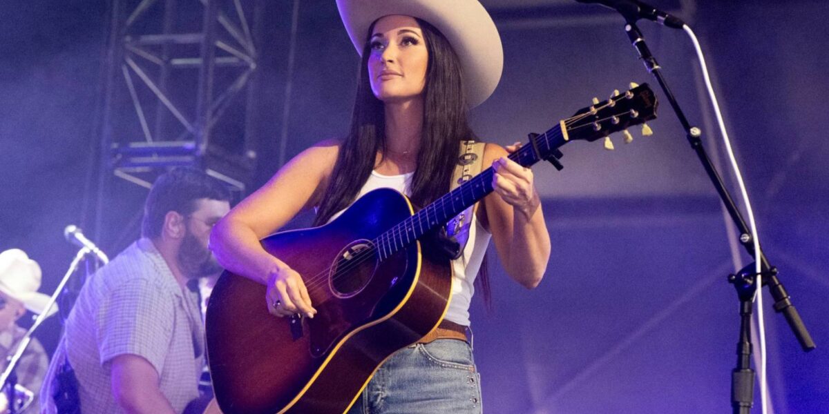 Kacey Musgraves Honors ‘Supernova’ Dolly Parton and Covers ‘9 to 5’