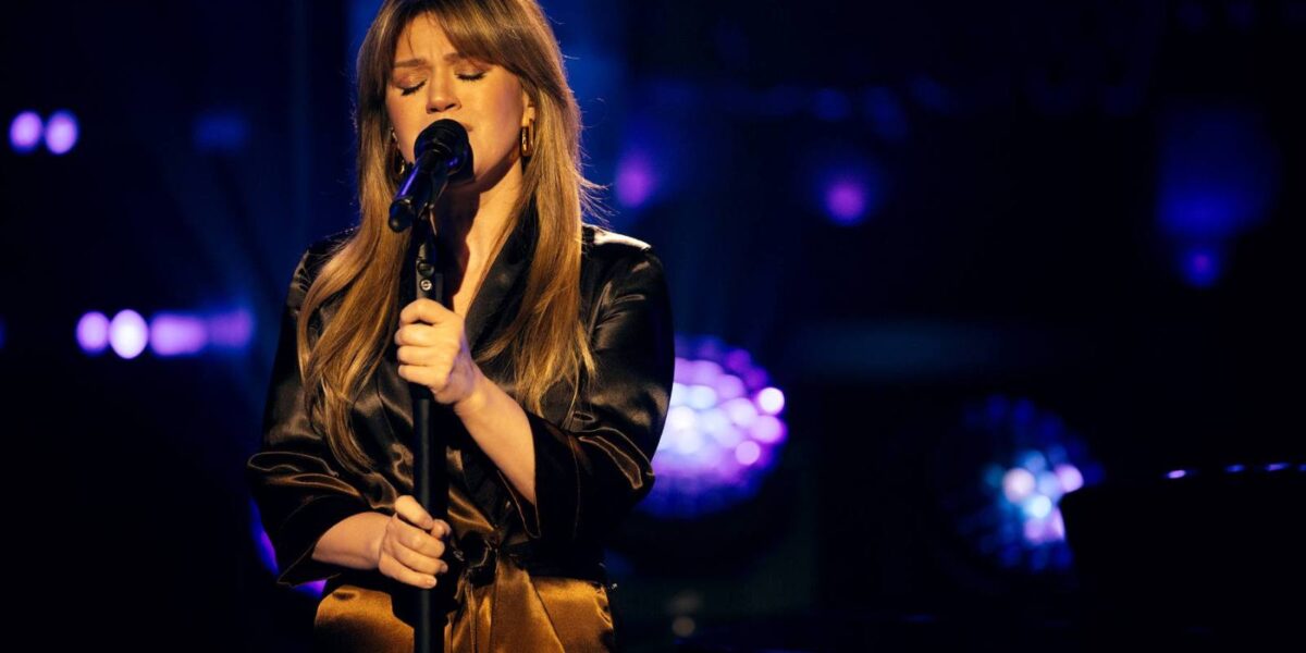 Watch Kelly Clarkson’s Sensational Cover of ‘Golden’ on Final Show