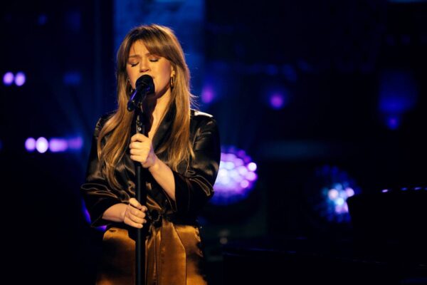 Watch Kelly Clarkson’s Sensational Cover of ‘Golden’ on Final Show