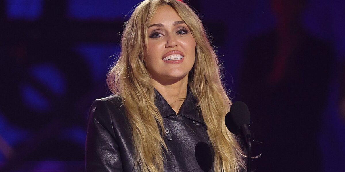 Miley Hits Number One on Albums Chart With ‘Bass Persuades’