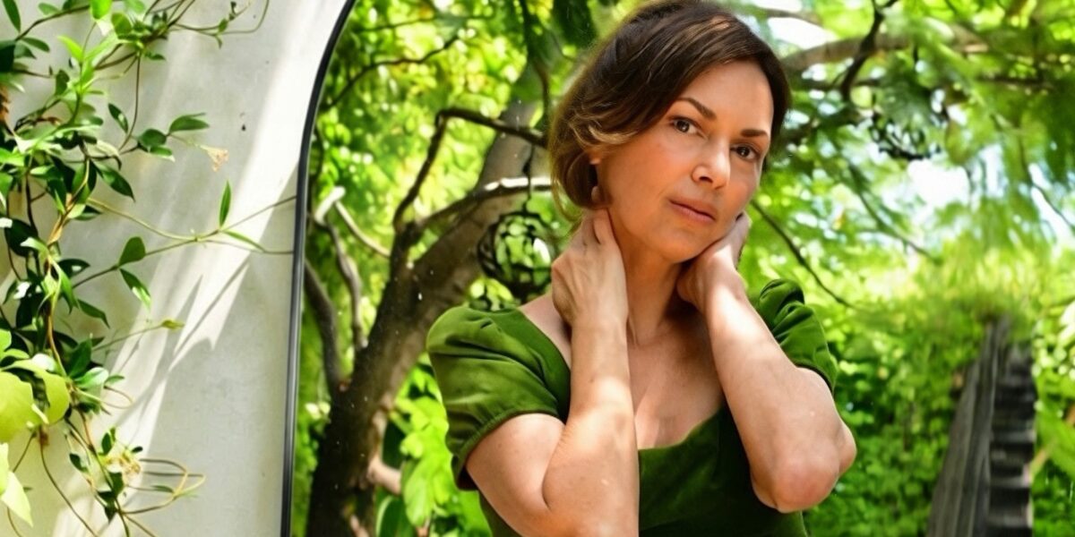 Susanna Hoffs Kept Notes on Her Rock Star Journey. She’s Ready to Tell the Story