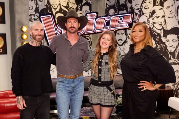 Queen Latifah, Riley Green, Kelly Clarkson, Adam Levine Perform ‘The Weight’ on ‘The Voice’