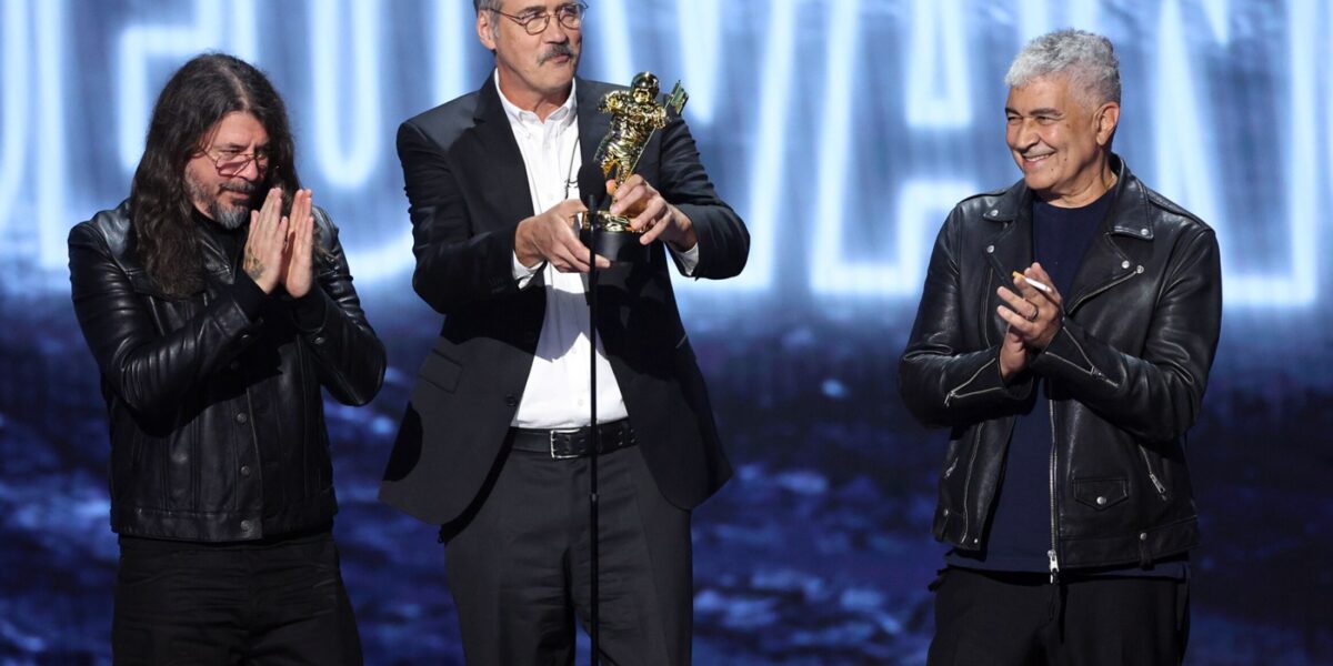 Nirvana Accept MTV Video Vanguard Award — Without a Performance