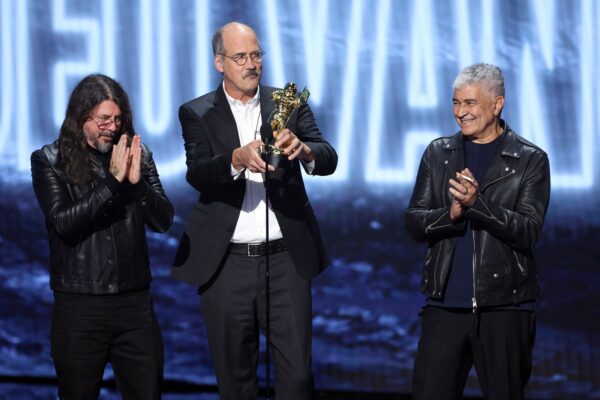 Nirvana Accept MTV Video Vanguard Award — Without a Performance